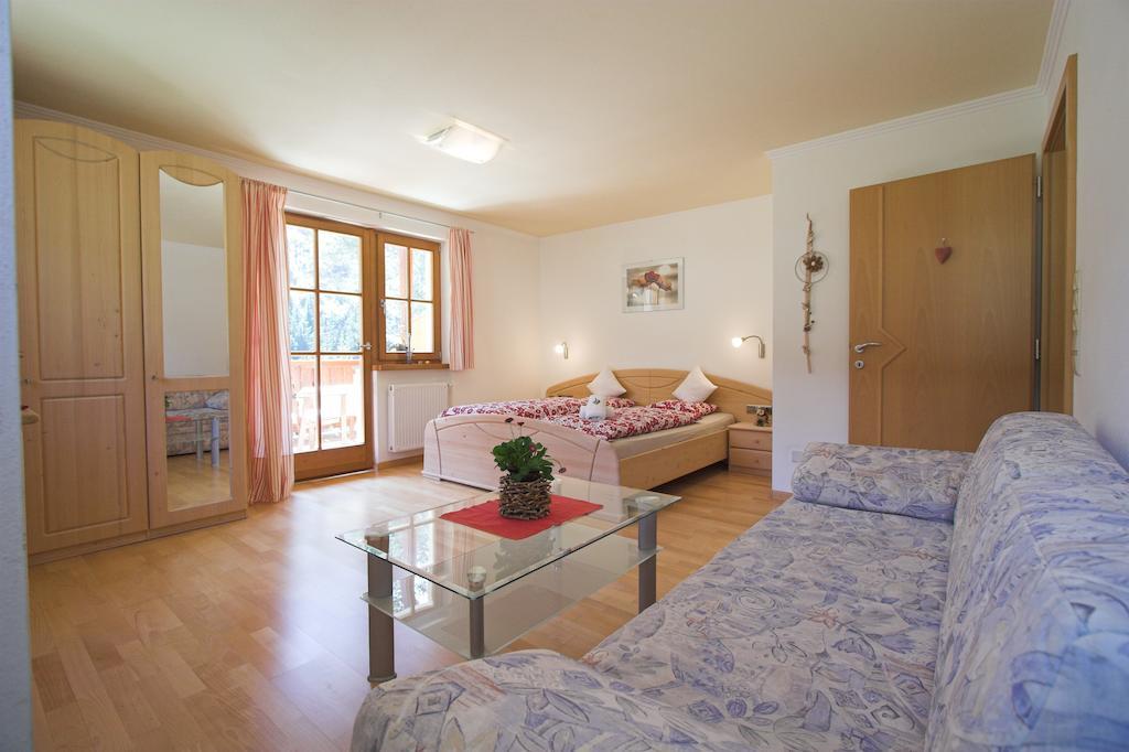 Apartments Dilln Guetl 蒂雷斯 客房 照片